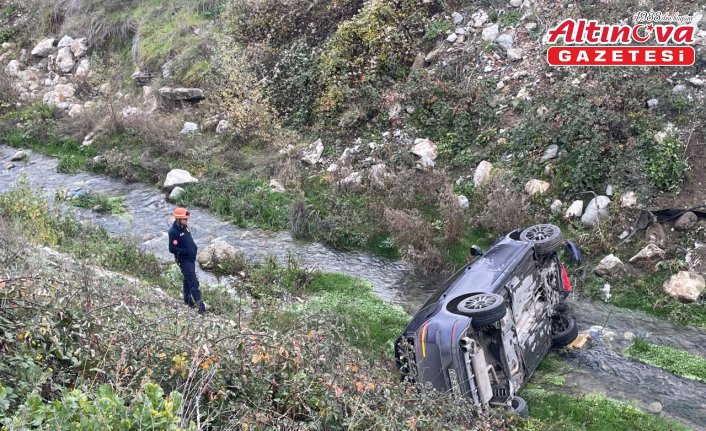Bolu'da dereye devrilen otomobildeki 2 kişi yaralandı