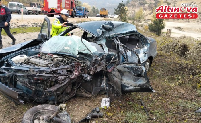 Bolu'da kamyonla çarpışan otomobildeki 1 kişi öldü, 1 kişi yaralandı
