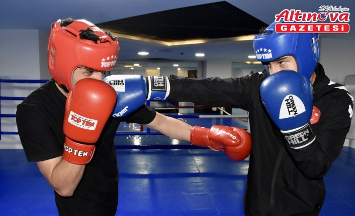 Busenaz Sürmeneli'yi örnek alan 15 yaşındaki milli boksör, Avrupa şampiyonasına hazırlanıyor