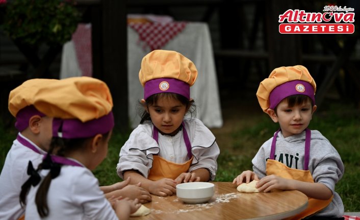 Çocuklar aile kavramını “geçmişin izini sürerek“ öğreniyor