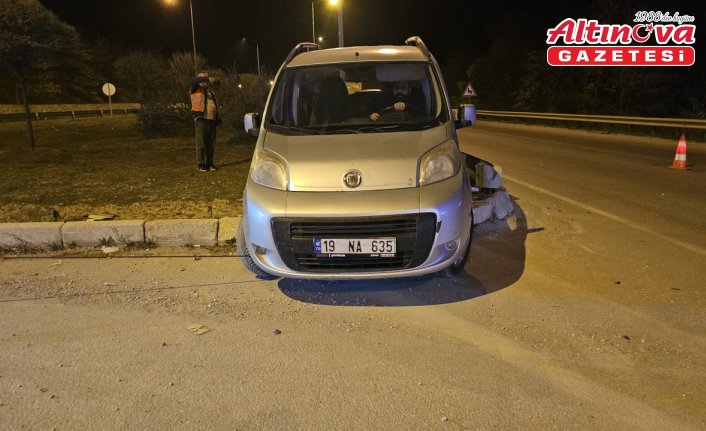 Çorum'da çarpışan otomobil ile hafif ticari araçtaki 4 kişi yaralandı