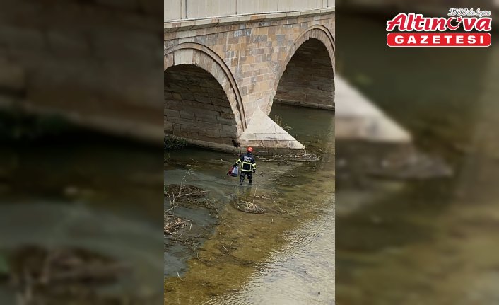 Çorum'da Kızılırmak'a düşen kedi itfaiye tarafından kurtarıldı