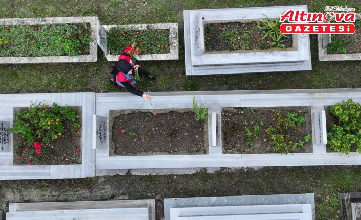 Düzce Depremi'nde hayatını kaybedenler mezarları başında anıldı