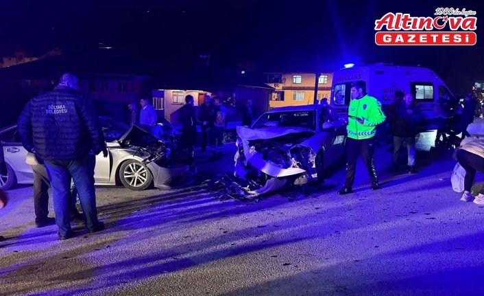 Düzce'de iki otomobilin çarpışması sonucu 7 kişi yaralandı