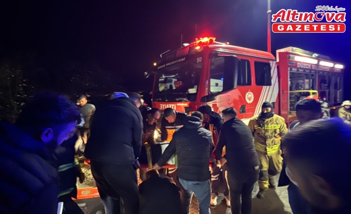 Düzce'de şarampole devrilen otomobildeki 2 kişi yaralandı