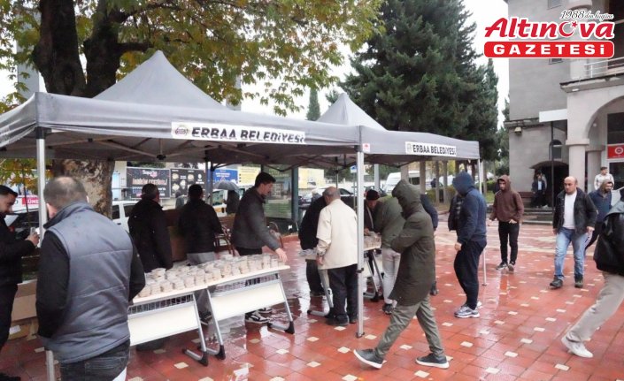 Erbaa Belediyesi şehitler için helva dağıttı