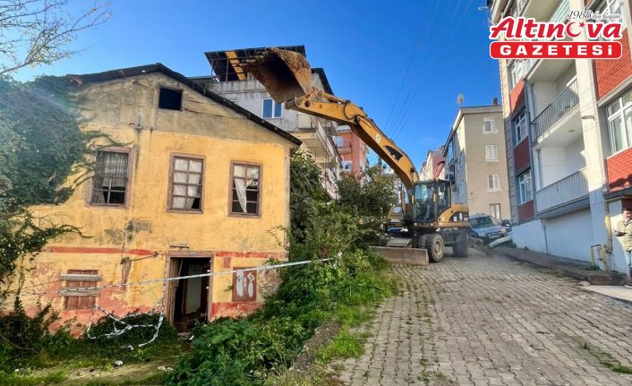 Giresun'da metruk binaların yıkımı sürüyor