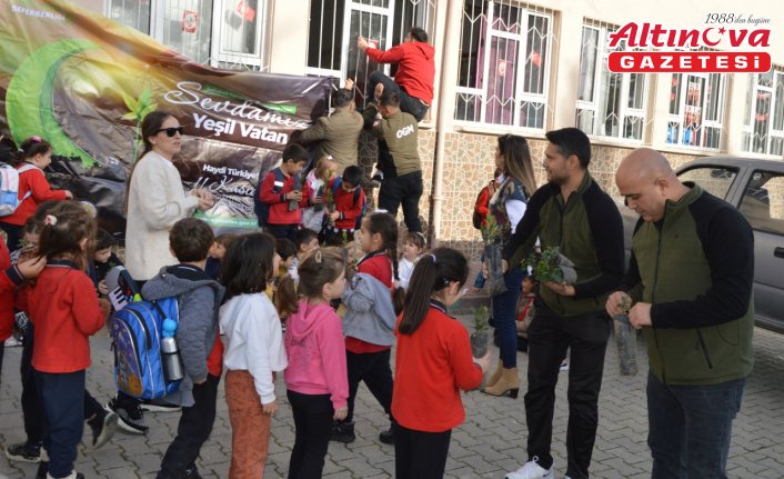 Havza'da okul öğrencilerine fidan dağıtıldı