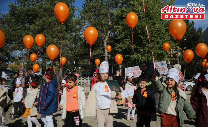 Karabük'te ana sınıfı öğrencileri lösemi hastaları için gökyüzüne balon bıraktı