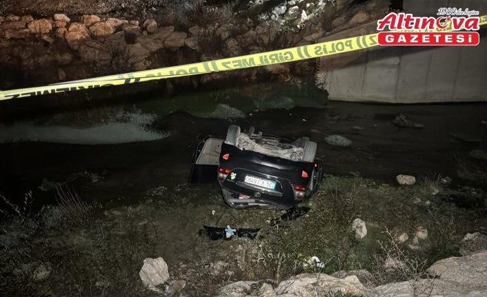Karabük'te dereye devrilen otomobildeki 1 kişi öldü, 1 kişi yaralandı