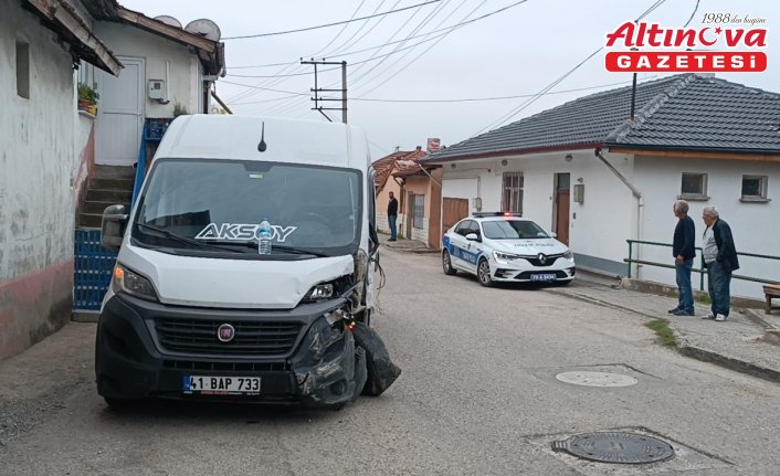 Karabük'te minibüsle çarpışan hafif ticari araçtaki 2 kişi yaralandı