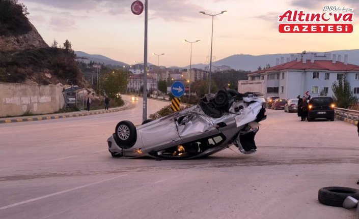 Karabük'te otomobiliyle ters yönde ilerleyen alkollü sürücü kazada yaralandı