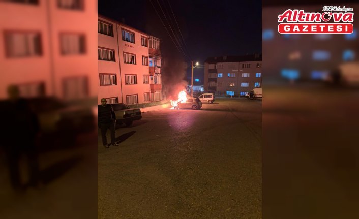 Karabük'te park halindeki otomobil yandı