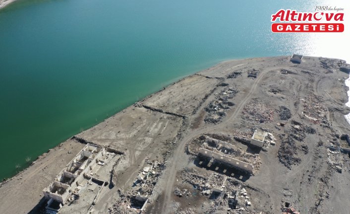 Kars'ta baraj sularının çekilmesiyle köy gün yüzüne çıktı