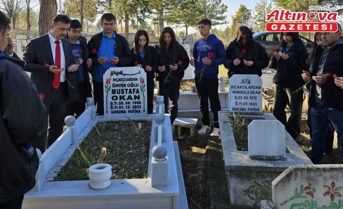 Kastamonu'da vefat eden öğretmen öğrencileri tarafından kabri başında anıldı