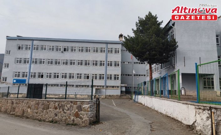 Oğuzlar Ortaokulu binasında yıkım çalışmaları başladı