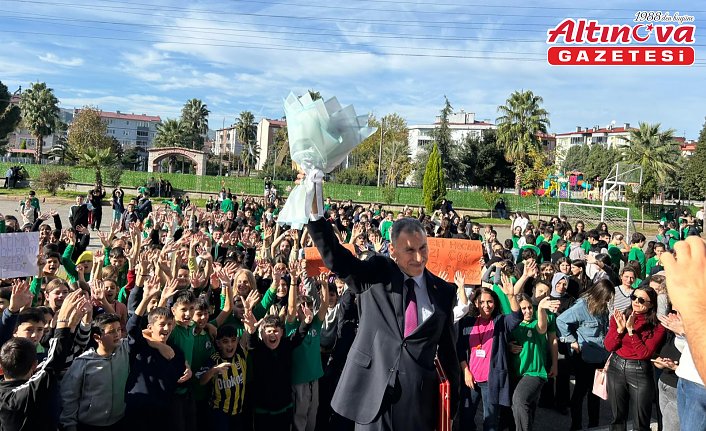 Samsun'da 43 yıllık Türkçe öğretmeni düzenlenen törenle öğrencilerine veda etti
