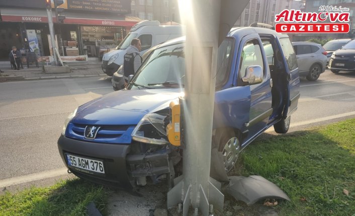 Samsun'da otomobille çarpışan hafif ticari araçtaki 1 kişi yaralandı