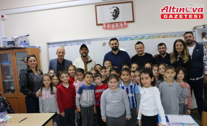 Sanatçı Onur Dilber, Of 28 Şubat İlkokulu'nu ziyaret etti