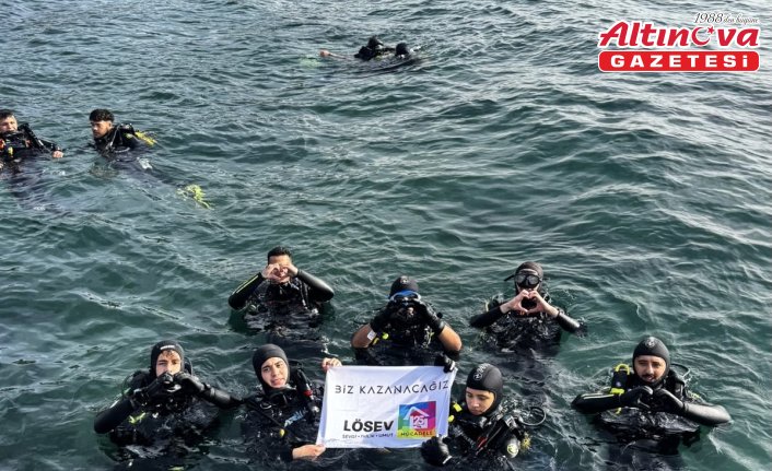 Sinop'ta dalgıçlar lösemiyle mücadeleye denizde açtıkları pankartla destek verdi