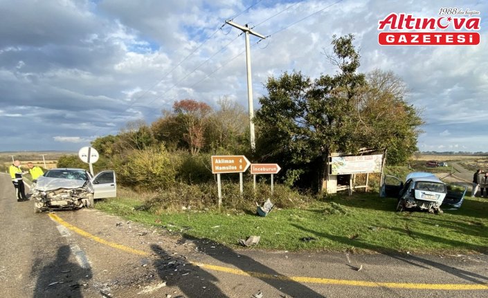 Sinop'ta iki otomobil çarpıştı, 1 kişi öldü, 2 kişi yaralandı