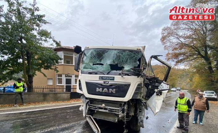 Sinop'ta istinat duvarına çarpan kamyonun sürücüsü yaralandı