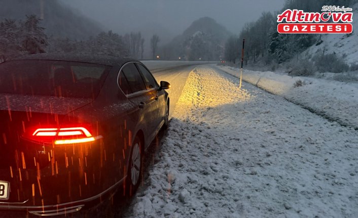 Sivas'ta Geminbeli Geçidi'nde kar yağışı etkili oluyor