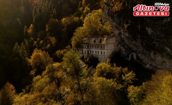 Tarihi Sümela ile Vazelon manastırları sonbaharın tonlarıyla renklendi