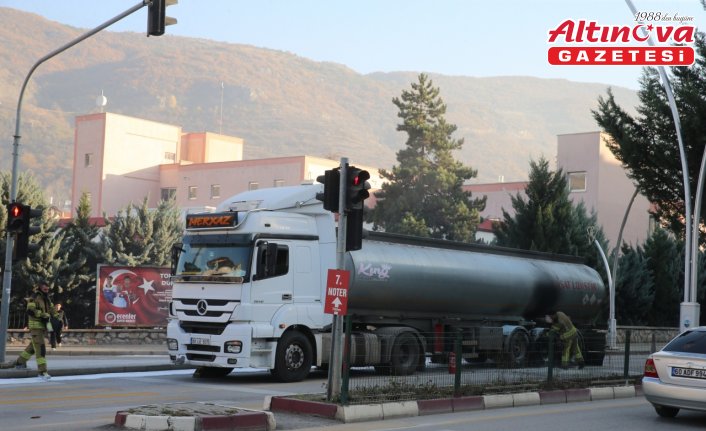 Tokat'ta asfalt malzemesi taşıyan tırın lastiğinin patlaması soncu yangın çıktı