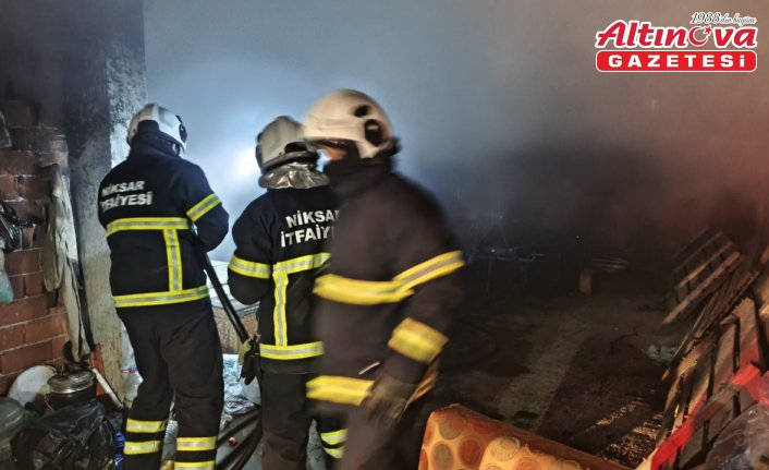 Tokat'ta üç katlı evde çıkan yangında hasar oluştu