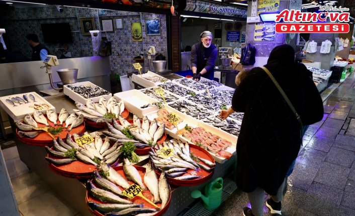 Trabzon'daki balıkçı tezgahlarında hamsinin kilogramı 75 liradan satılıyor