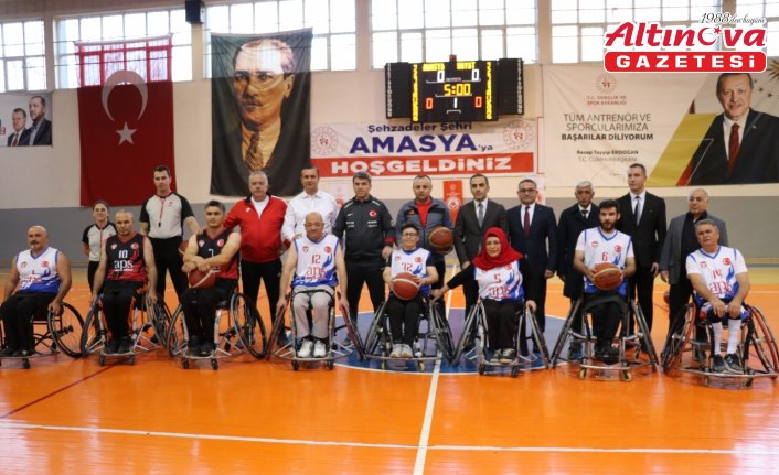 Amasya'da protokolle dostluk maçında kazanan 