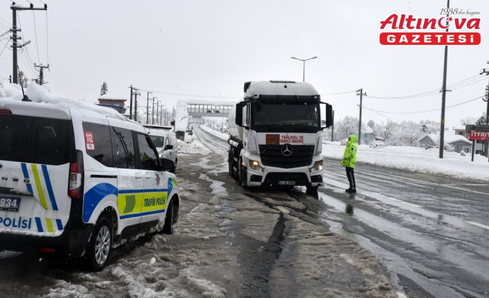 Anadolu Otoyolu'nun Bolu Dağı Tüneli kesiminde kar yağışı etkili oluyor