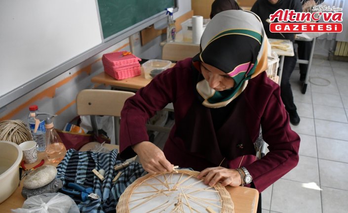 Anneannesinden öğrendiği hasır dokuma sanatını geleceğe aktarıyor