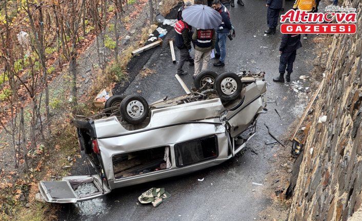 Artvin'de kamyonetin alt yola devrildiği kazada 3 kişi öldü