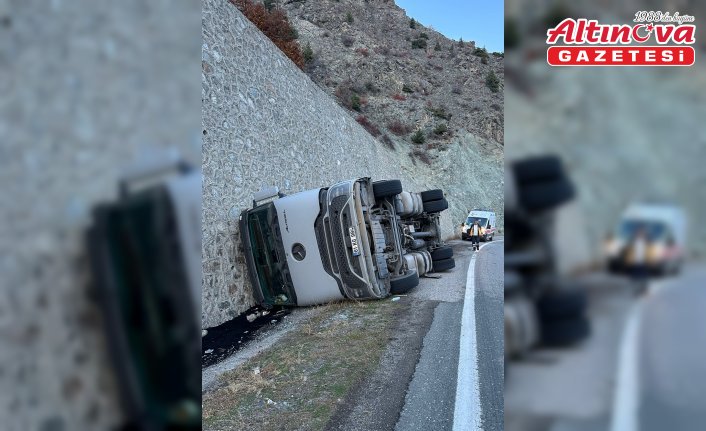Artvin'de kömür yüklü tırın devrilmesi sonucu sürücü yaralandı