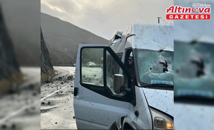 Artvin'de seyir halindeki yolcu minibüsüne kaya parçaları düştü