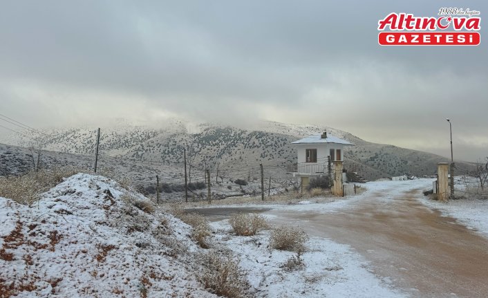 Bayburt'un yüksek kesimlerinde kar yağışı etkili oluyor
