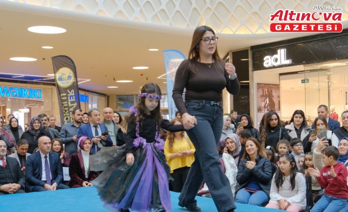 Çorum'da anaokulu öğrencileri geri dönüşüm kıyafetleriyle defile düzenledi