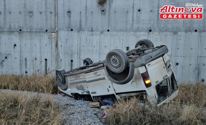 Çorum'da atletizm sahasına düşen hafif ticari aracın sürücüsü yaralandı
