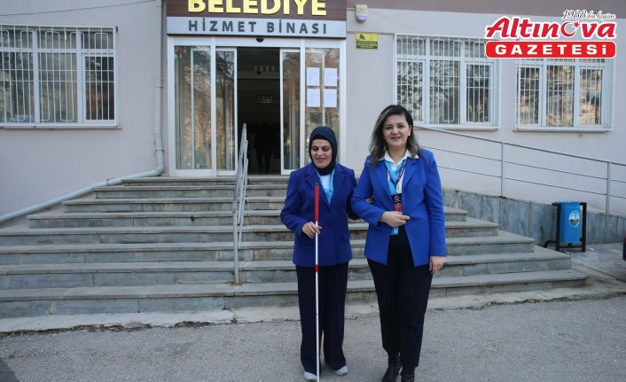 Doğuştan görme engelli Ebru'nun mesai arkadaşları “gören gözleri“ oldu