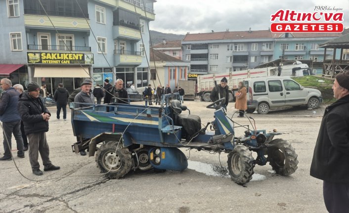 Düzce'de park halindeyken freni boşalan tır, 4 araç ile marketin duvarına çarptı