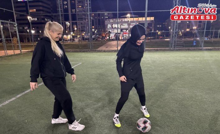 Farklı mesleklerden kadınlar her hafta halı sahada buluşuyor