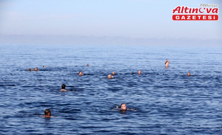 Giresun'da “Sağlığa Kulaç At“ etkinliğine katılanlar denizde yüzdü