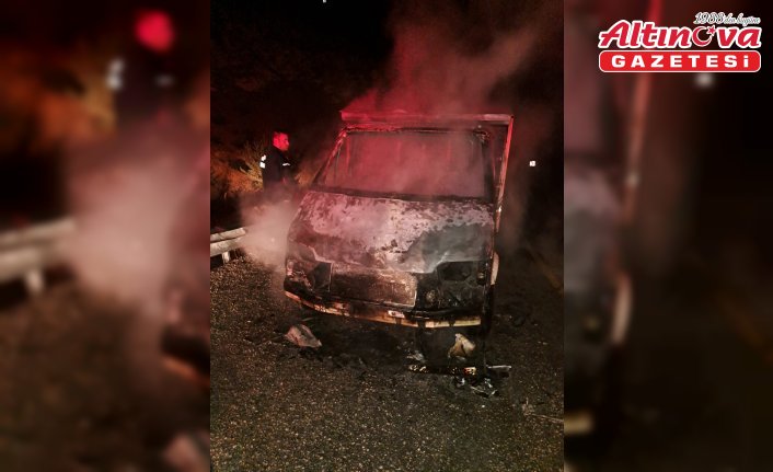 Gümüşhane'de seyir halindeki kamyonet yandı