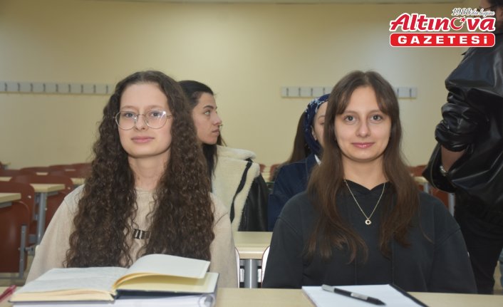 İkiz kardeşlerin eğitim hayatı üniversitede de aynı sırada devam ediyor