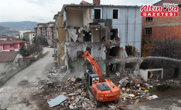 Karabük'te doğal gaz kaynaklı patlama meydana gelen binanın yıkımına başlandı