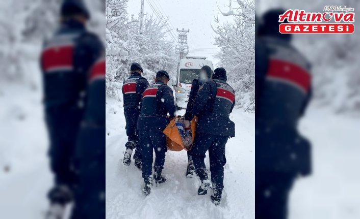 Karabük'te kardan yolu kapanan köydeki hastanın yardımına jandarma ve sağlık ekipleri koştu
