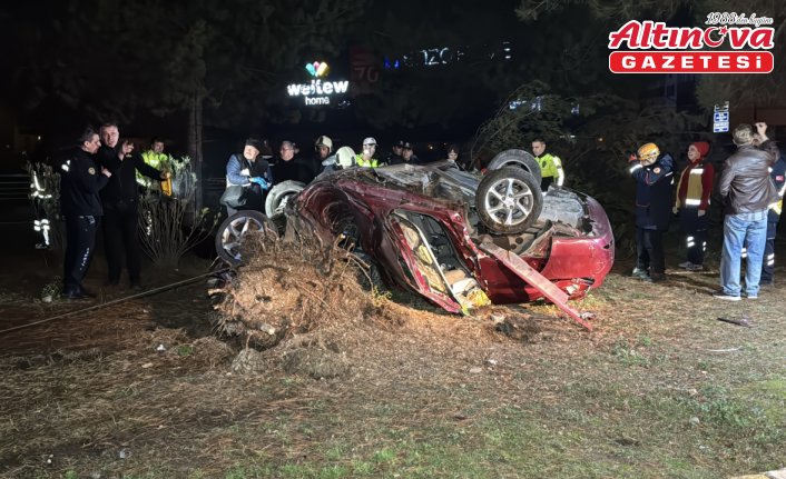 Karabük'te refüje devrilen otomobilin sürücüsü öldü