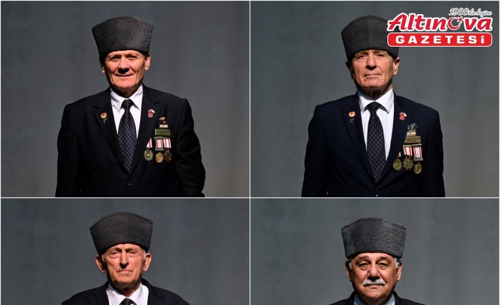 Kıbrıs gazilerinden oluşan koro kahramanlık ezgilerini seslendiriyor